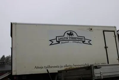 Åfeltin Työhevoset -firman nelipaikkainen hevoskuljetusauto. — تصویر رکورد یوروپیانا