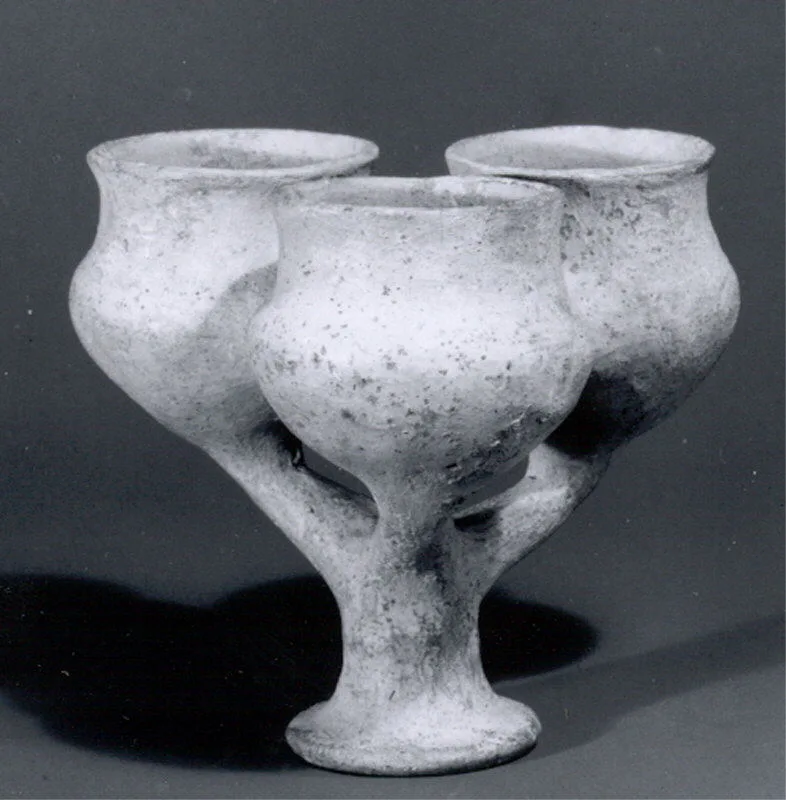 Tripartite vase — تصویر رکورد موزهٔ متروپولیتن (دسترسی آزاد)