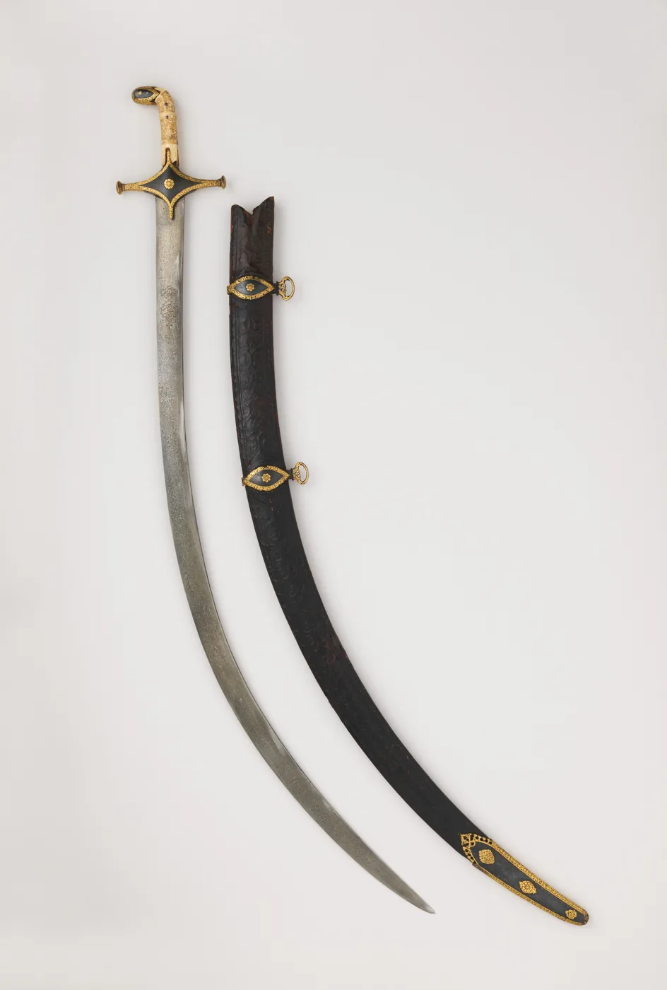 Saber with Scabbard — تصویر رکورد موزهٔ متروپولیتن (دسترسی آزاد)