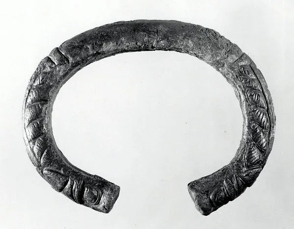 Bracelet with lion's-head terminals — تصویر رکورد موزهٔ متروپولیتن (دسترسی آزاد)