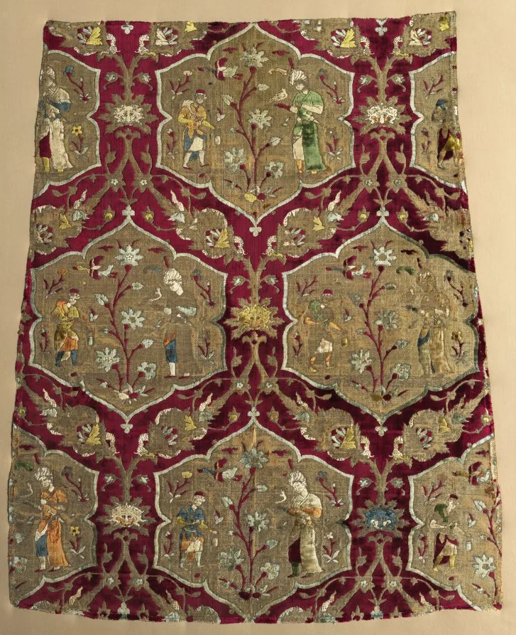 Fragment with falconer and attendant in animated lattice, from a robe — تصویر رکورد موزهٔ هنر کلیولند (دسترسی آزاد)