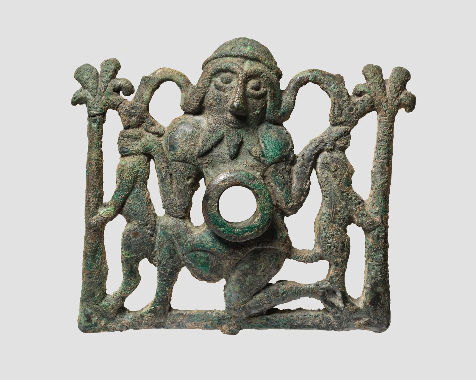 Horse bit cheekpiece in form of a kneeling hero — تصویر رکورد موزهٔ متروپولیتن (دسترسی آزاد)