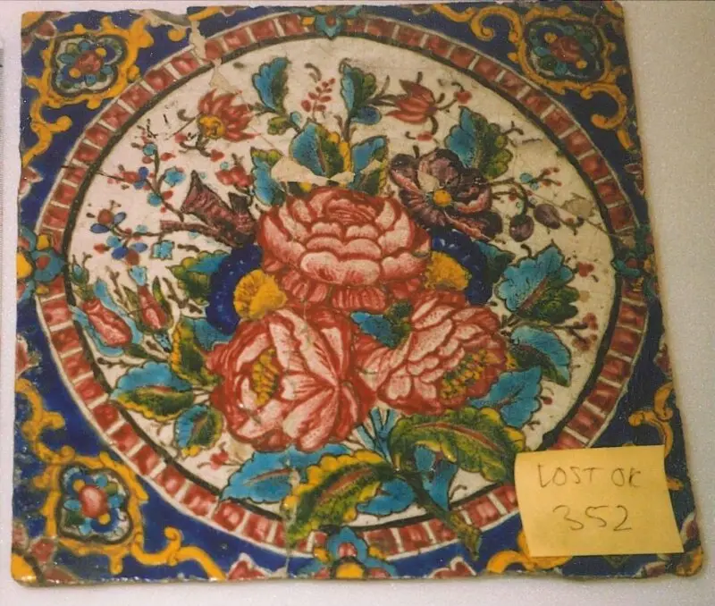 Tile: Roses from Qajar Iran — تصویر رکورد موزهٔ ویکتوریا و آلبرت