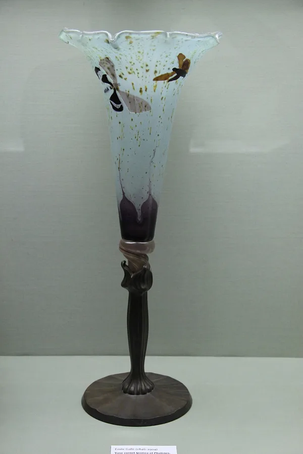 Vase cornet Ipomea et Phalènes — تصویر رکورد ویکی‌داده