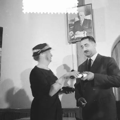 Uitreiking \"Edward Award Medal\". Postuum toegekend aan dr. A. Plesman en uitgereikt aan zijn weduwe mevr. S.J. Plesman-Van Eijck in de rolzaal van de Ridderzaal te Den Haag. Rechts de voorzitter van — تصویر رکورد یوروپیانا — شمارهٔ رکورد bcf8 003048976d84