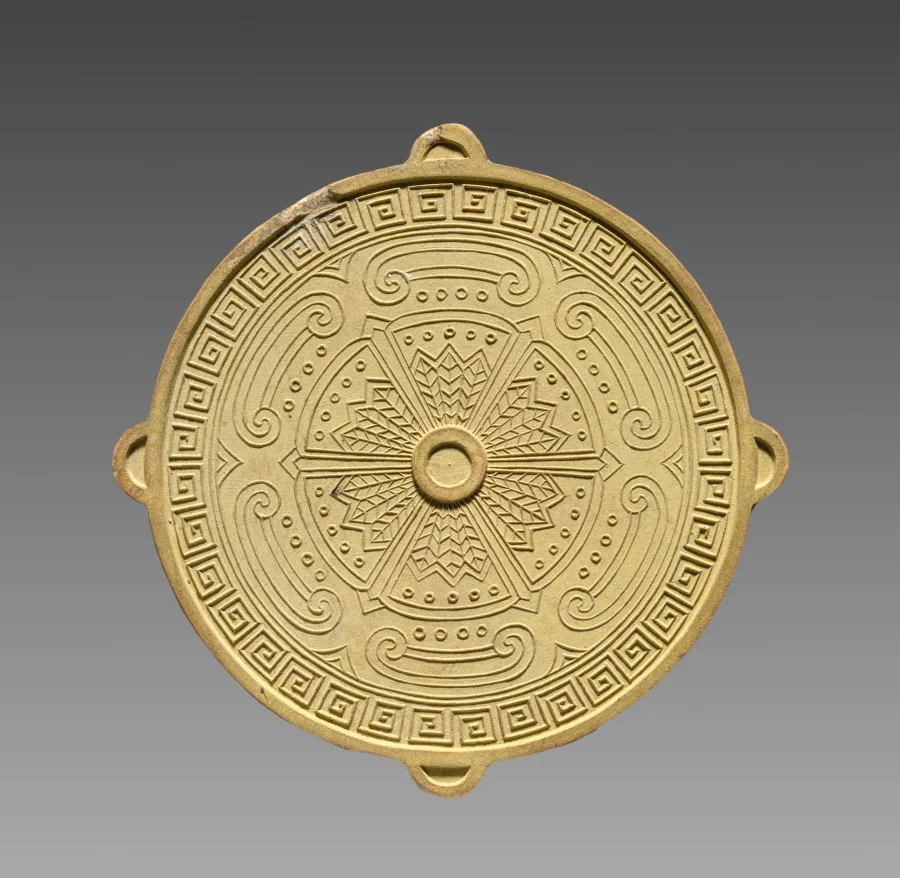 Box  with Ink Cakes:  Yellow Ink Stick in Shape of a  Buddhist "Wheel of the Law" — تصویر رکورد موزهٔ هنر کلیولند (دسترسی آزاد)