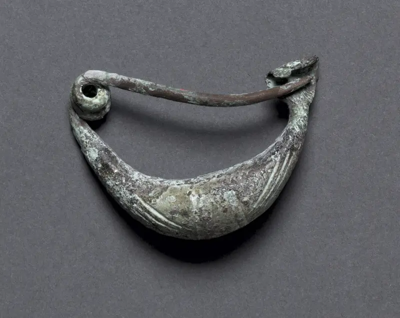 Boat-Shaped Fibula — تصویر رکورد موزهٔ هنر کلیولند (دسترسی آزاد)