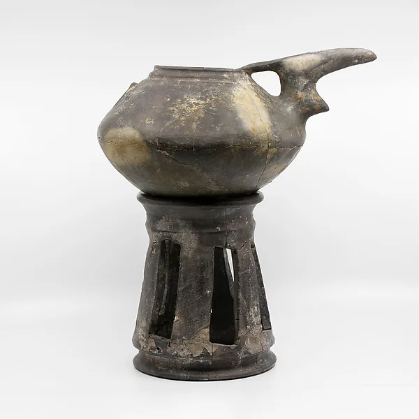 Spouted jar and stand — تصویر رکورد موزهٔ متروپولیتن (دسترسی آزاد)