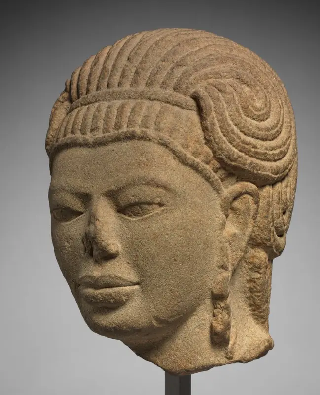 Head of Male Deity, possibly Aiyanar — تصویر رکورد موزهٔ هنر کلیولند (دسترسی آزاد)