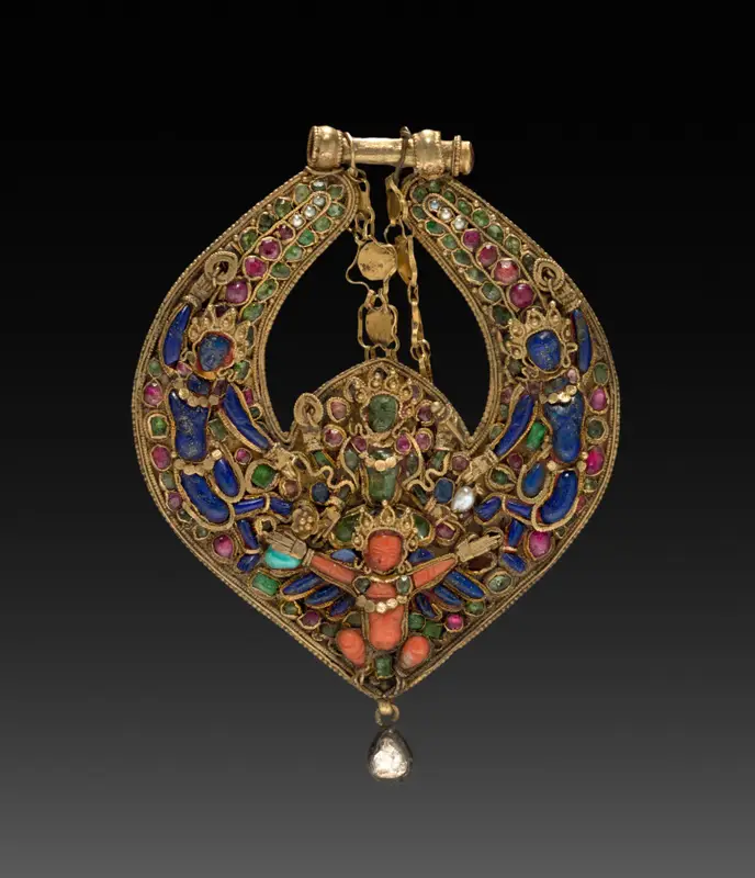 Deity Earring with Vishnu on Garuda (front) and chepu (monster mask) (back) — تصویر رکورد موزهٔ هنر کلیولند (دسترسی آزاد)