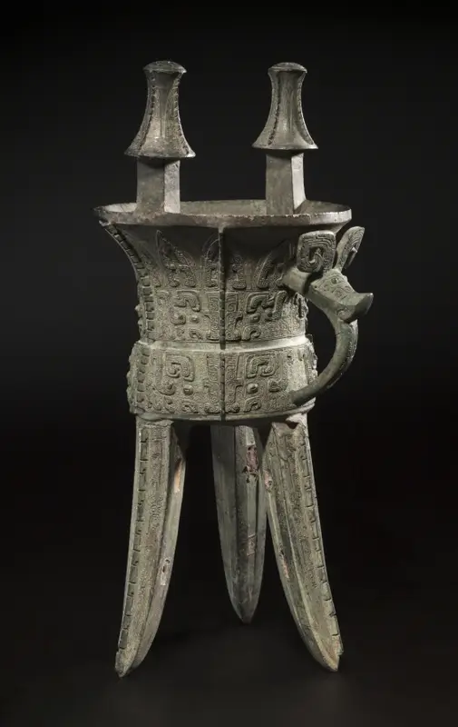 Wine Vessel (Jia) — تصویر رکورد موزهٔ هنر کلیولند (دسترسی آزاد)