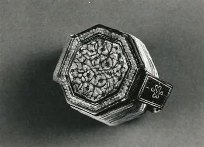 Koran. Arabische Handschrift, geschlossen. Achteckige Miniaturausgabe, Seidenpapier (12. Jahrhundert). Dresden, SLUB Mscr.Dresd.E.450 — تصویر رکورد یوروپیانا