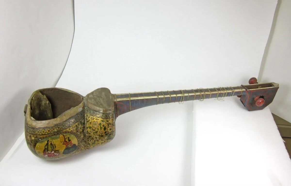 Tar (musical instrument) — تصویر رکورد موزهٔ ویکتوریا و آلبرت