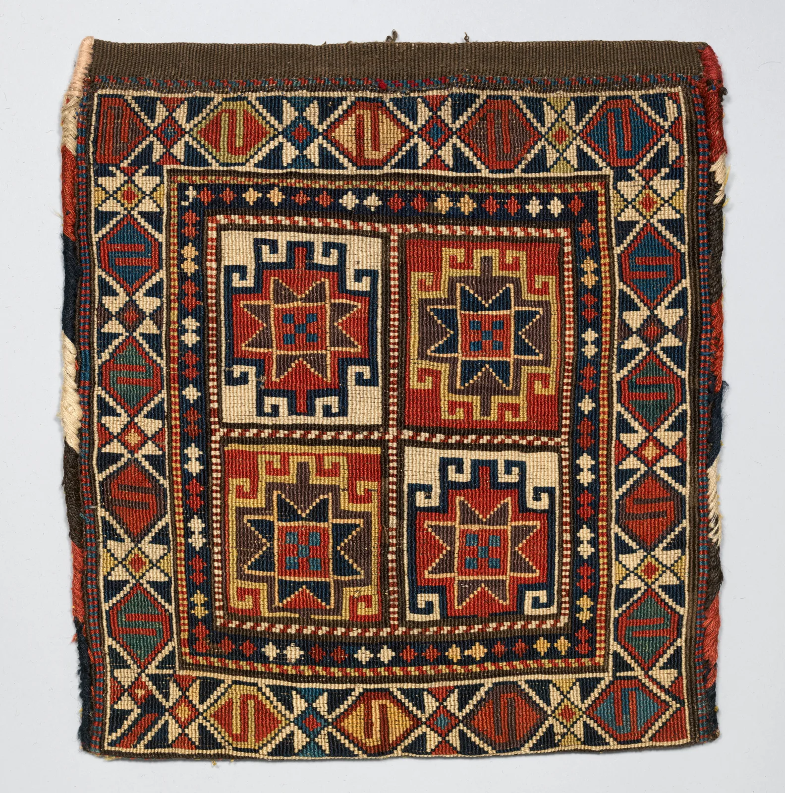 Face of Half a Double Saddle Bag (Khorjin) — تصویر رکورد موزهٔ متروپولیتن (دسترسی آزاد)
