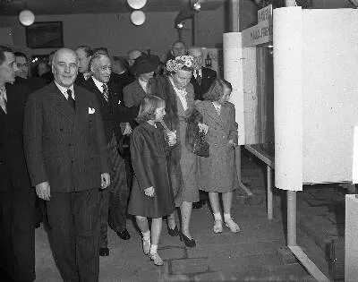 \"Prinses Beatrix verrichtte haar eerste officiële daad met de onthulling van een plaquette met \"het nieuwe wapen van onze Kroonprinses, die is aangebracht in de Beatrix-hal van de Jaarbeurs te Utrec — تصویر رکورد یوروپیانا