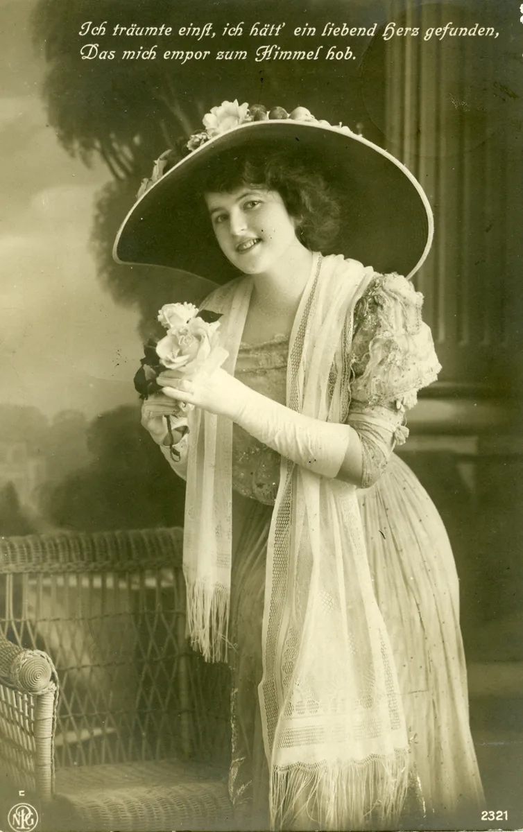 NPG-Postkarte Nummer 2321 mit dem Porträt einer jungen Frau (Autograph von 1912 auf der Rückseite und Briefmarke des Deutschen Reiches) — تصویر رکورد یوروپیانا