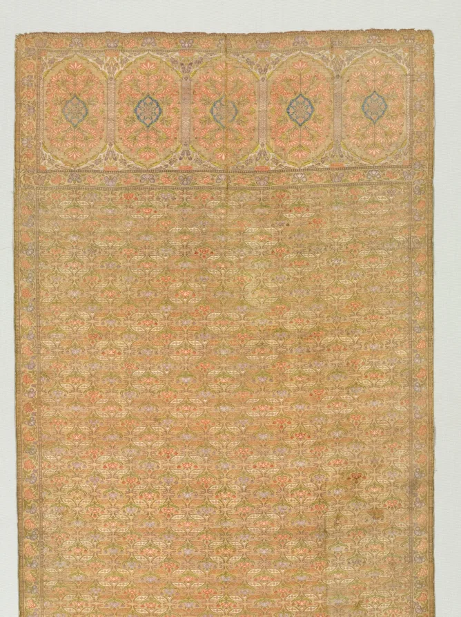Sash with floral field and end panels on a gold ground — تصویر رکورد موزهٔ هنر کلیولند (دسترسی آزاد)