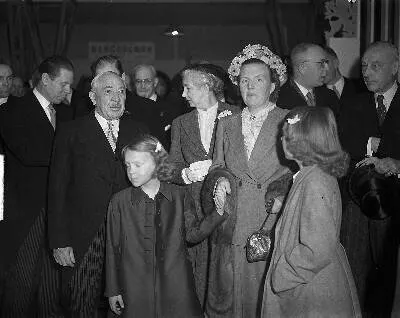 \"Prinses Beatrix verrichtte haar eerste officiële daad met de onthulling van een plaquette met \"het nieuwe wapen van onze Kroonprinses, die is aangebracht in de Beatrix-hal van de Jaarbeurs te Utrec — تصویر رکورد یوروپیانا