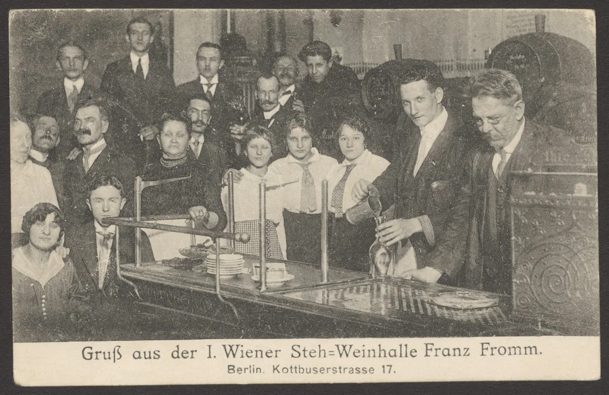 Ansichtskarte Ansichtskarte „I. Wiener Steh-Weinhalle“, Belegschaft, Kottbusser Straße — تصویر رکورد یوروپیانا