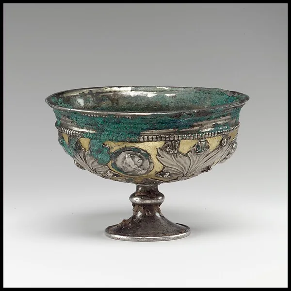 Footed cup with human busts in medallions — تصویر رکورد موزهٔ متروپولیتن (دسترسی آزاد)