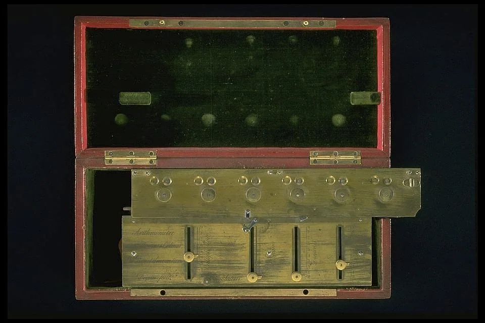 Thomas Arithmometer — عکس رکورد موزهٔ ملی تاریخ آمریکا (اسمیتسونیان)