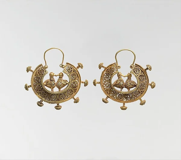 Earring, One of a Pair — تصویر رکورد موزهٔ متروپولیتن (دسترسی آزاد) — شمارهٔ رکورد 2006.273b