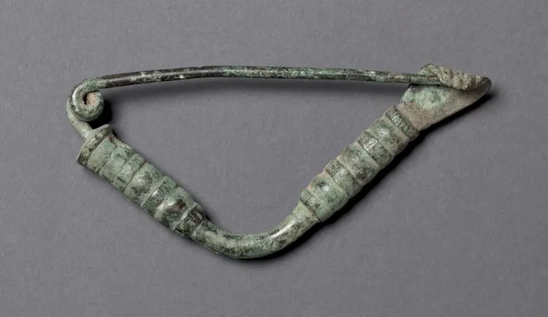 Fibula — تصویر رکورد موزهٔ هنر کلیولند (دسترسی آزاد)