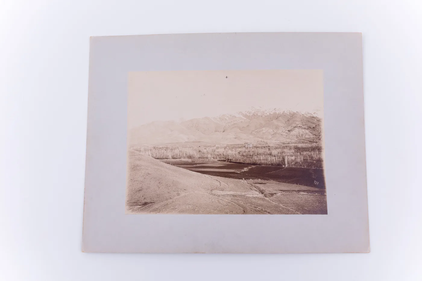 Fotografie de exterior ce prezintă un peisaj arid din Shimiran, nordul Teheranului, cu vederea spre palatul lui Muayyir al-Mamalik, trezorierul lui Nasiral-din Shah. Palatul numit „Bagh-i Firdaws” (Gr — تصویر رکورد یوروپیانا