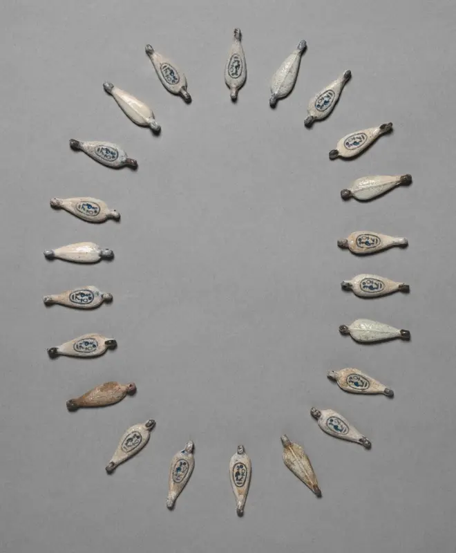 Petal-Shaped Beads — تصویر رکورد موزهٔ هنر کلیولند (دسترسی آزاد)