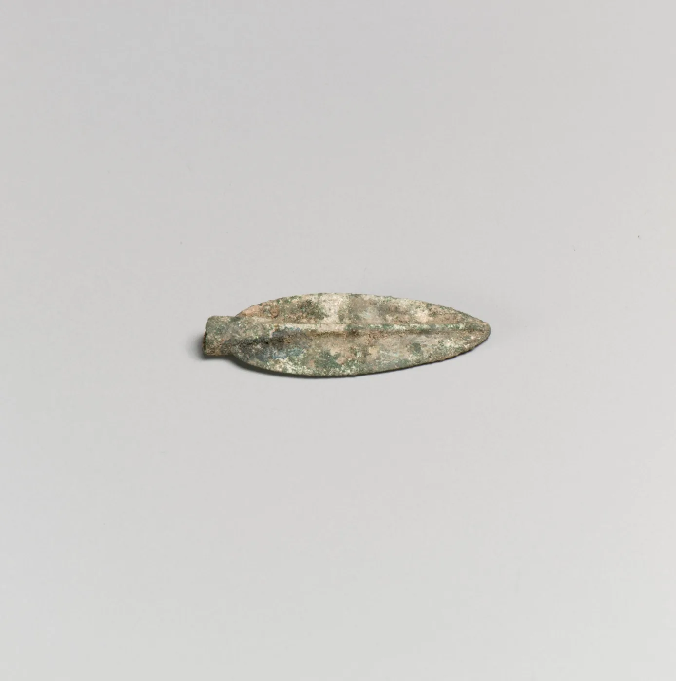 Bronze arrowhead — تصویر رکورد موزهٔ متروپولیتن (دسترسی آزاد)