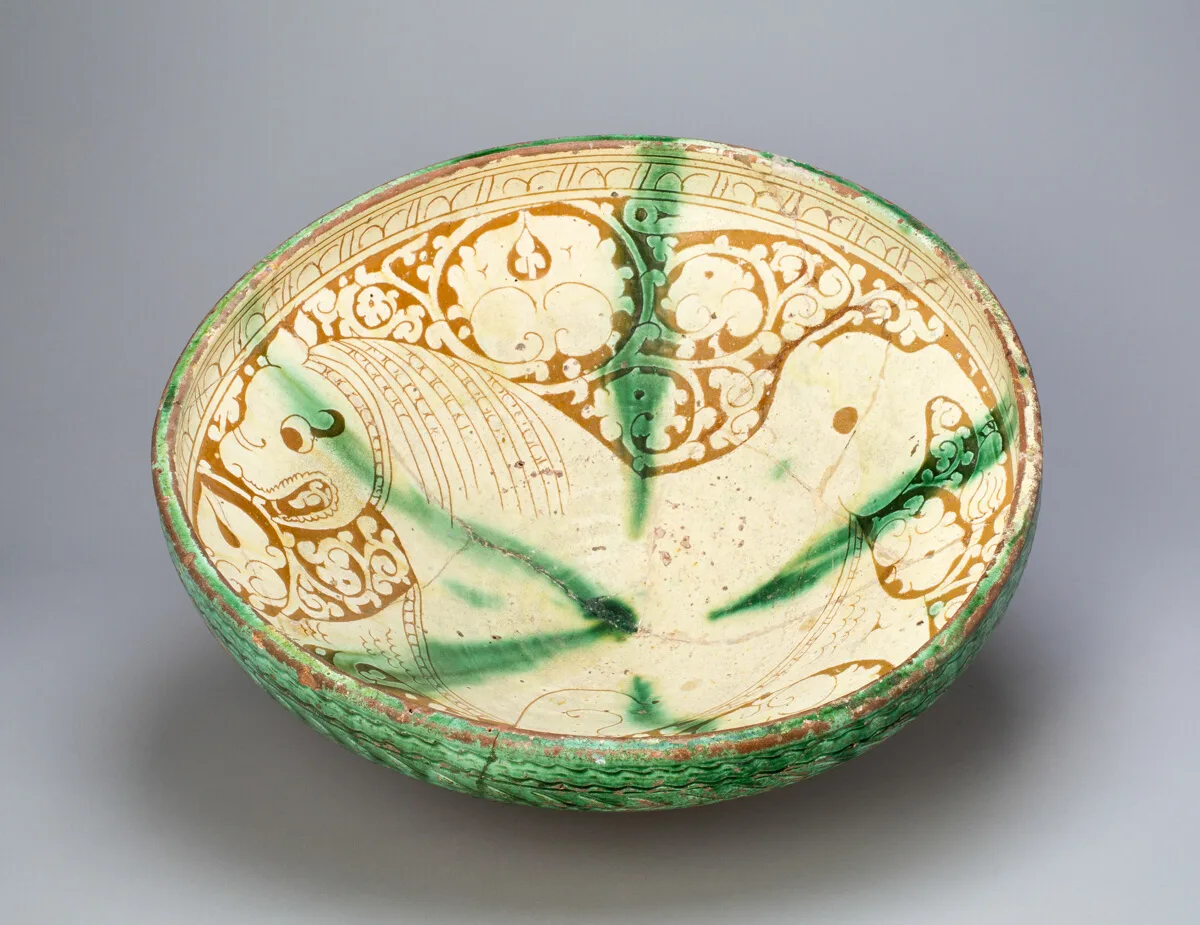 Green Splashed Incised Bowl with A Lioness — تصویر رکورد مؤسسهٔ هنر شیکاگو (دسترسی آزاد)
