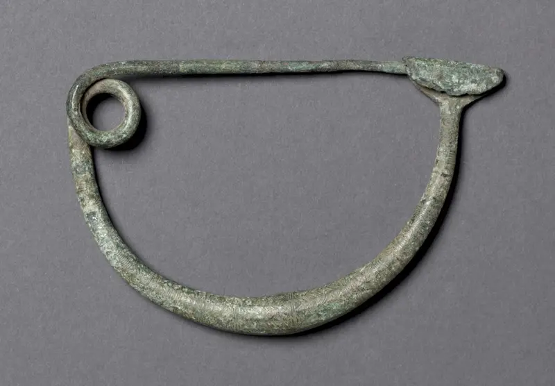 Boat-Shaped Fibula — تصویر رکورد موزهٔ هنر کلیولند (دسترسی آزاد)