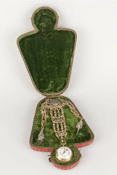 Taschenuhr mit Chatelaine und Etui, Romilly, Paris, um 1750 — تصویر رکورد یوروپیانا