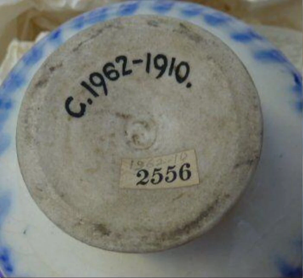 نمای تکمیلی همان اثر — شمارهٔ اموال C.1962-1910