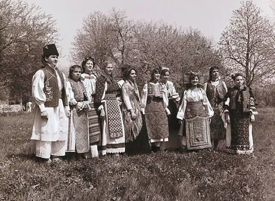 Secvențe din Muzeul Satului. Costume populare din colecția muzeului îmbrăcate de personalul muzeului. (1987) — تصویر رکورد یوروپیانا