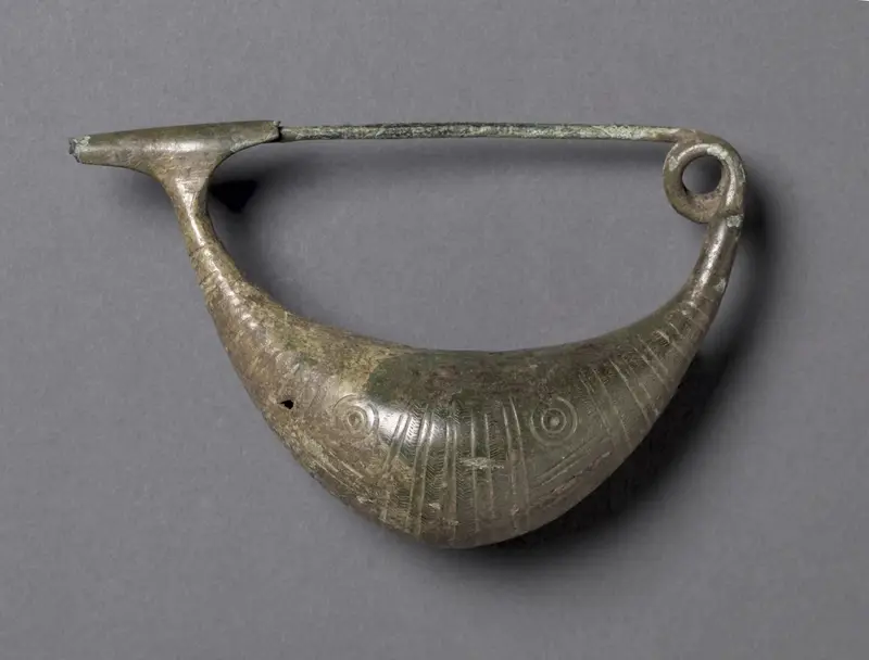 Boat-Shaped Fibula — تصویر رکورد موزهٔ هنر کلیولند (دسترسی آزاد)
