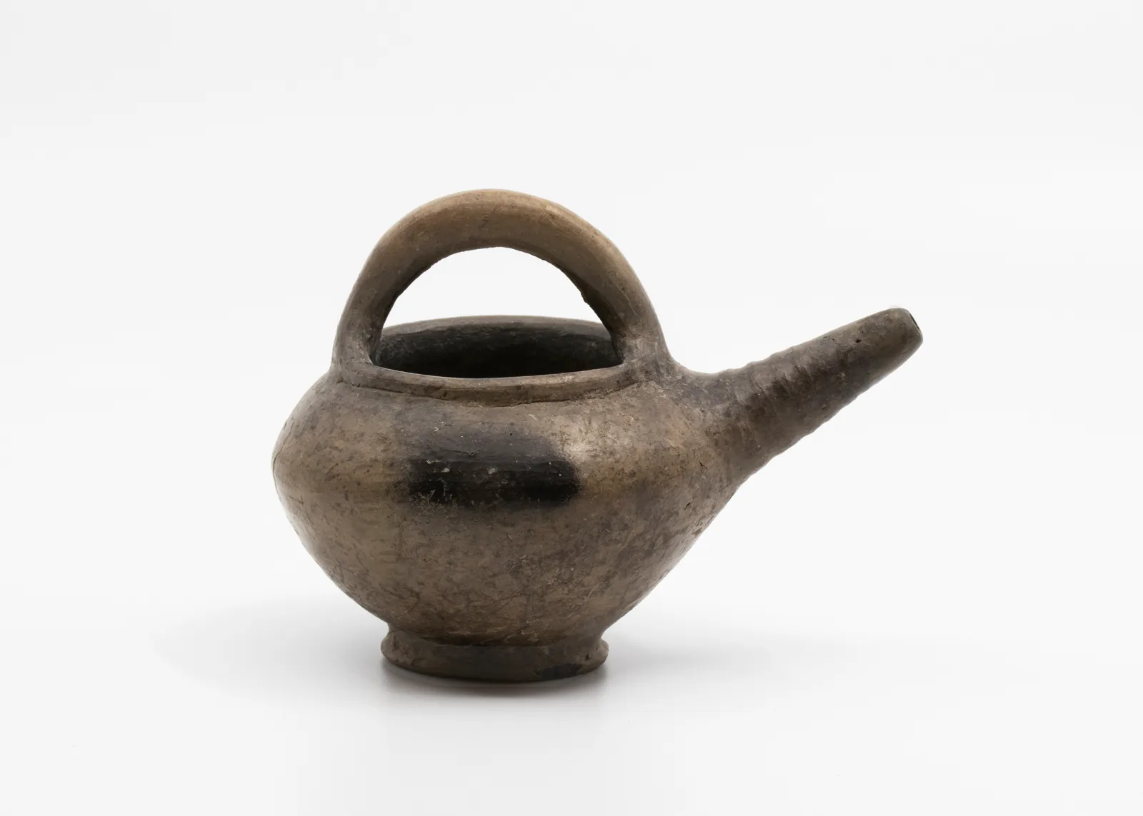 Spouted pot — تصویر رکورد موزهٔ متروپولیتن (دسترسی آزاد)