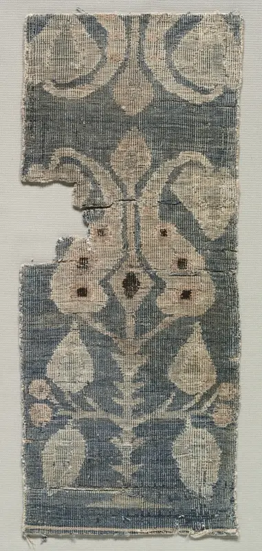 Two-faced Carpet Fragment — تصویر رکورد موزهٔ هنر کلیولند (دسترسی آزاد)