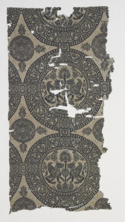 Fragments with Griffins in Roundels — تصویر رکورد موزهٔ هنر کلیولند (دسترسی آزاد)
