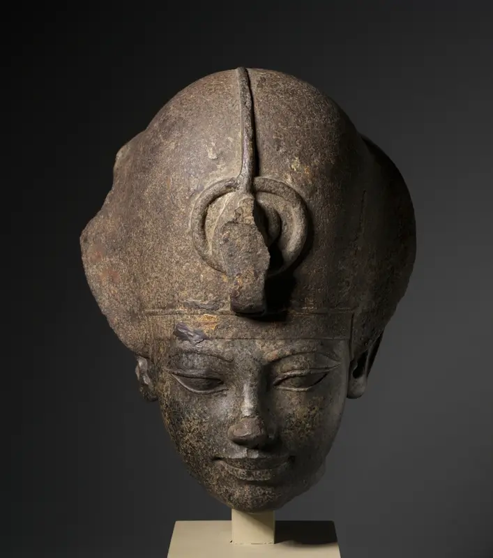 Head of Amenhotep III Wearing the Blue Crown — تصویر رکورد موزهٔ هنر کلیولند (دسترسی آزاد)