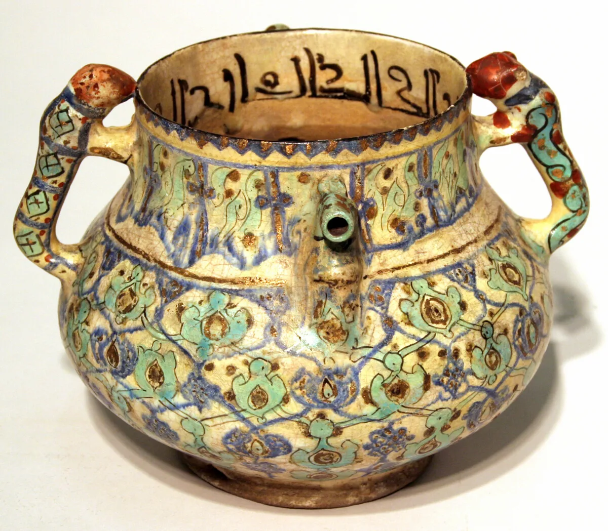 Inscribed spouted Vessel with Feline Shaped Handles — تصویر رکورد مؤسسهٔ هنر شیکاگو (دسترسی آزاد)