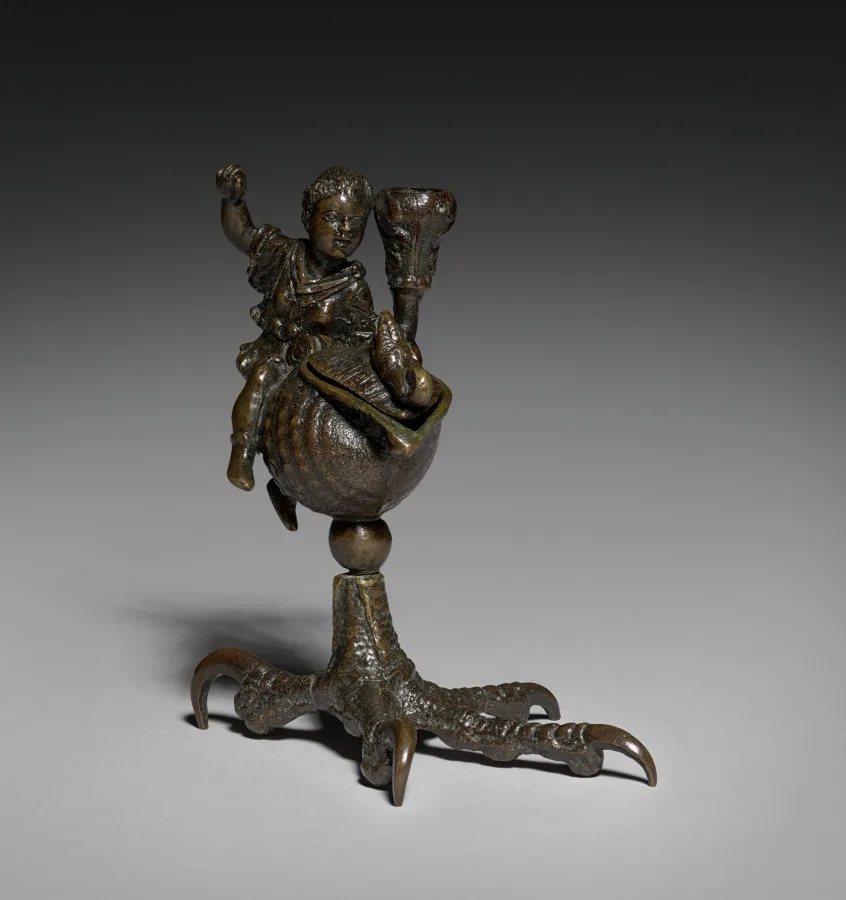 Inkwell and Candlestick with the Infant Hercules Killing the Serpents — تصویر رکورد موزهٔ هنر کلیولند (دسترسی آزاد)
