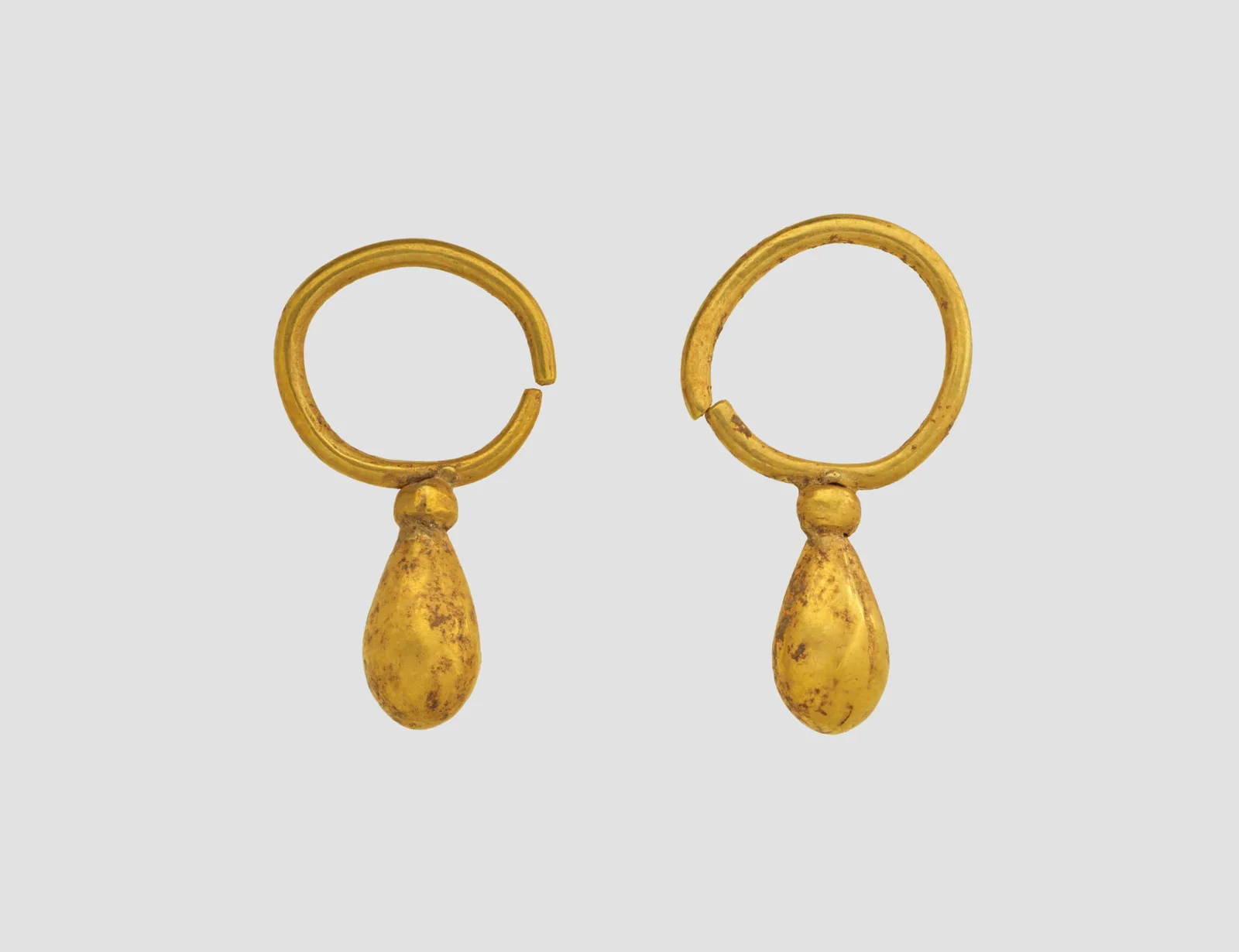Earrings — تصویر رکورد موزهٔ متروپولیتن (دسترسی آزاد)