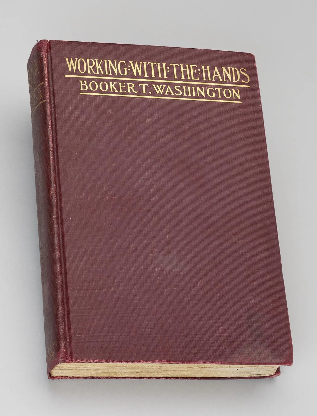 کتاب Working with the Hands — عکس رکورد موزهٔ ملی تاریخ و فرهنگ آفریقاییـآمریکایی (اسمیتسونیان)