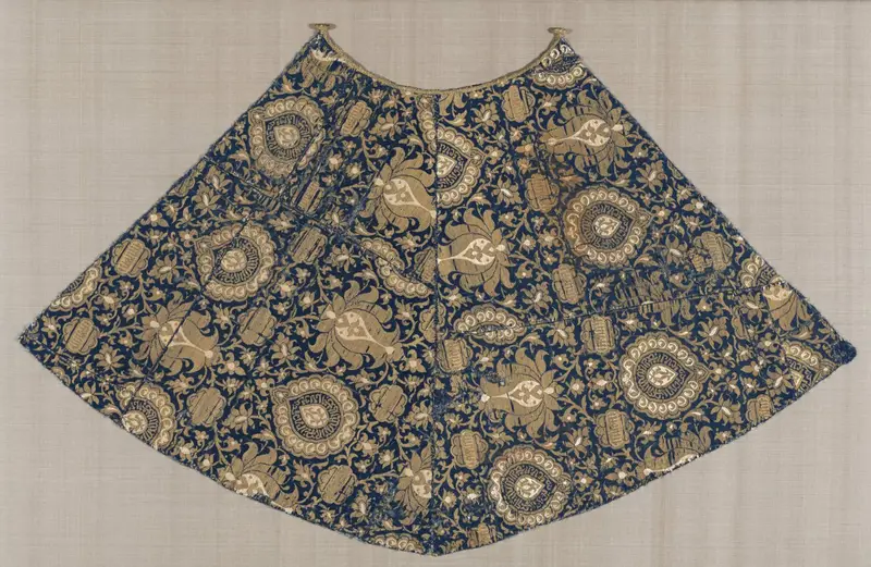 Mantle for a Statue of the Virgin with Lotus Blossoms and Medallions — تصویر رکورد موزهٔ هنر کلیولند (دسترسی آزاد)