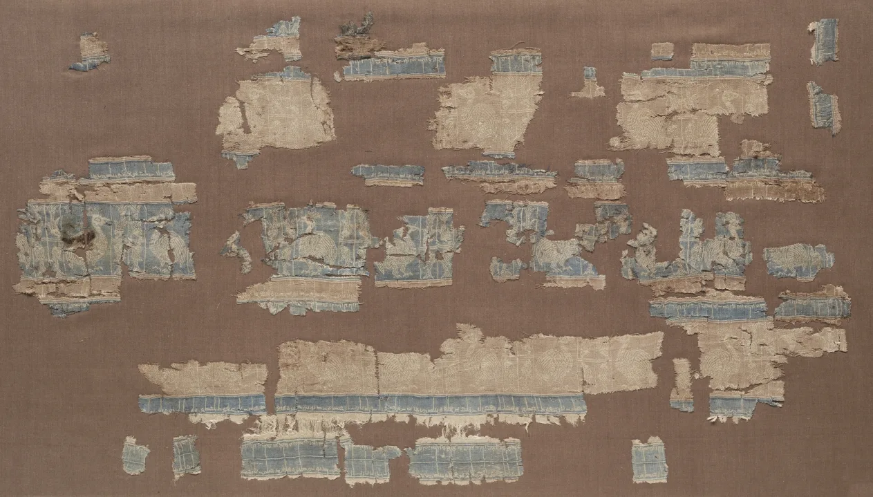 Fragment (of a Shroud?) with Inscription — تصویر رکورد موزهٔ هنر کلیولند (دسترسی آزاد)