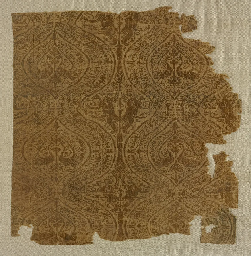 Fragment with peacocks in ogival pattern — تصویر رکورد موزهٔ هنر کلیولند (دسترسی آزاد)
