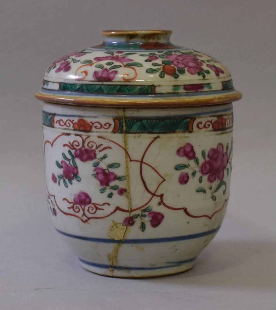 Jar and lid — تصویر رکورد موزهٔ ویکتوریا و آلبرت
