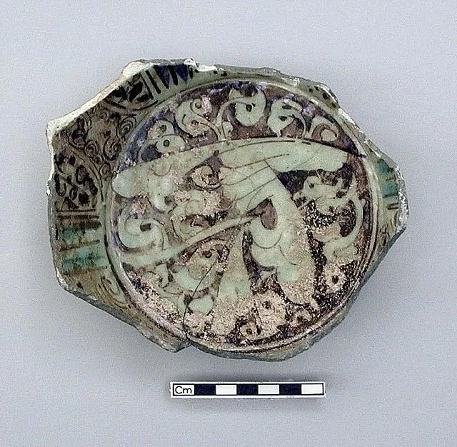 Fragmentary base of a bowl — تصویر رکورد موزهٔ ملی هنر آسیایی اسمیتسونیان (دسترسی آزاد)
