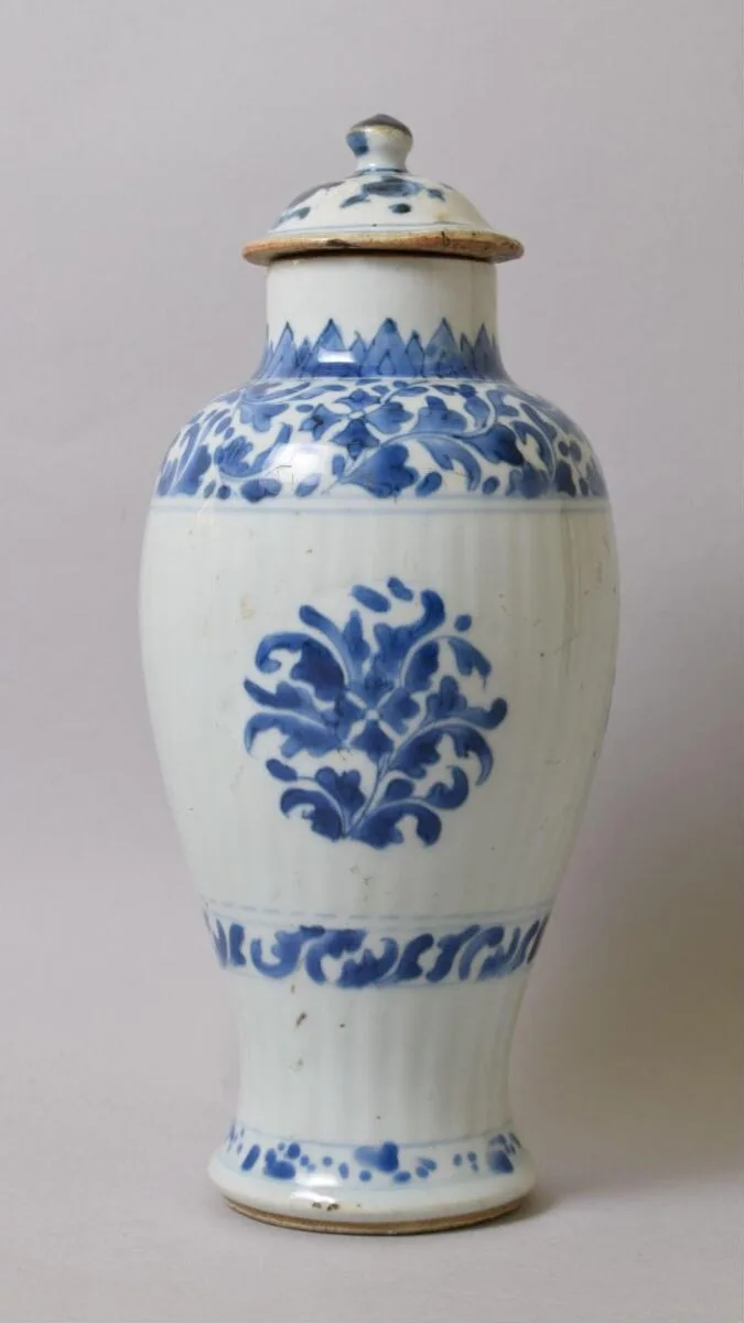 Vase and Lid — تصویر رکورد موزهٔ ویکتوریا و آلبرت